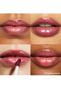 Brillant à lèvres de différentes teintes affiché sur quatre gros plans de lèvres. Fini brillant, tons roses, certains avec applicateur, mettant en valeur divers looks et textures.