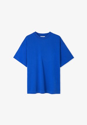 Camiseta azul de algodón de manga corta con cuello redondo, de corte holgado y textura suave, sin patrones ni acentos visibles.