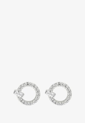 Orecchini circolari argentati decorati con piccoli cristalli trasparenti e un accento di cristallo rettangolare. Finitura lucida con un design senza soluzione di continuità.