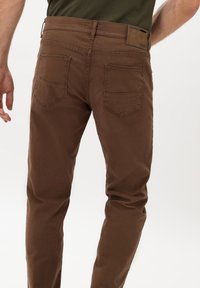 BRAX STYLE CADIZ - Stoffhose - malt