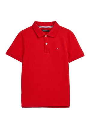 Czerwona koszulka polo wykonana z bawełny, z klasycznym kołnierzykiem, listwą na trzy guziki oraz małym logo na piersi. Krótkie rękawy.