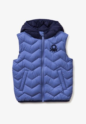 Gilet imbottito senza maniche trapuntato blu con cuciture a chevron, zip frontale, due tasche laterali e cappuccio scuro attaccato.