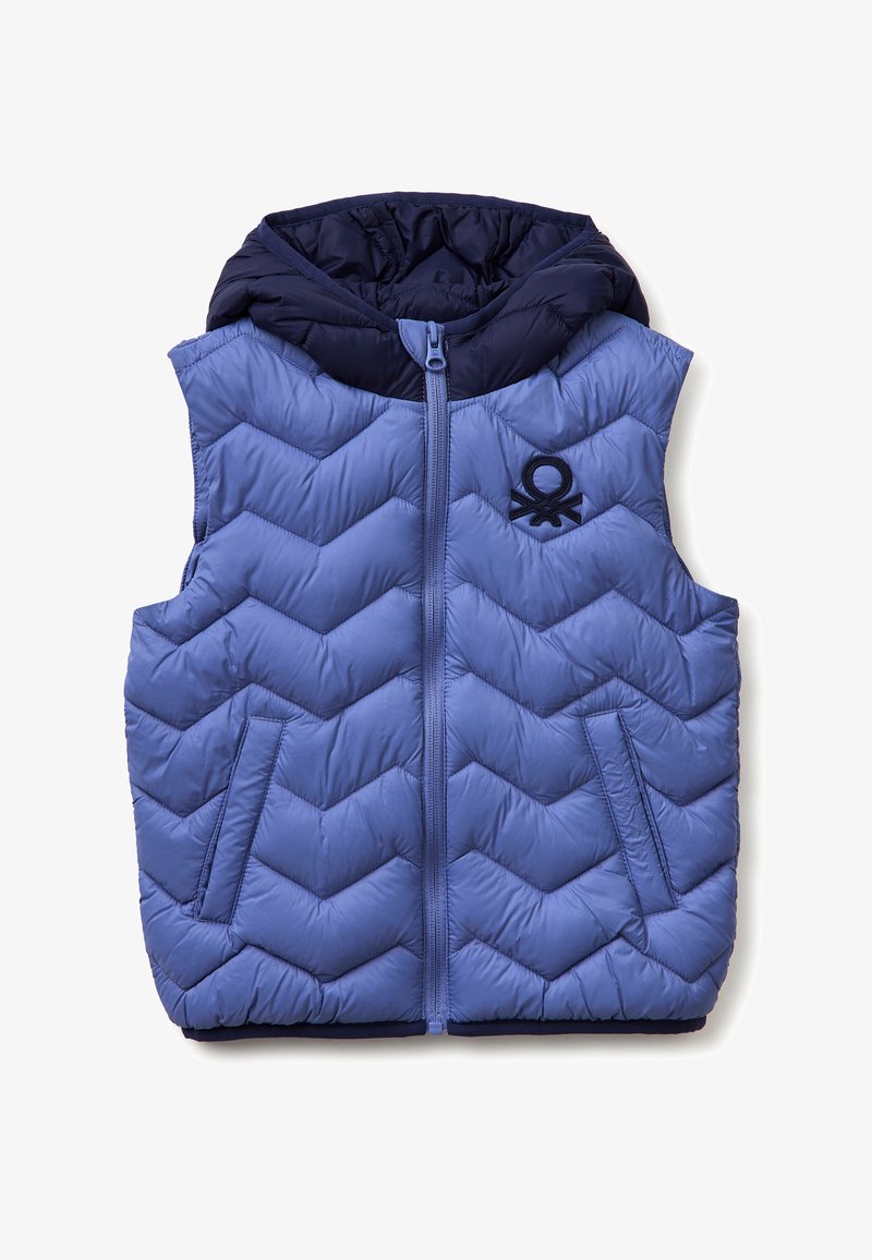 Gilet imbottito senza maniche trapuntato blu con cuciture a chevron, zip frontale, due tasche laterali e cappuccio scuro attaccato.
