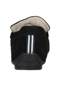 Pantofola in suede nero con un morbido rivestimento interno, un retro nero solido e un accento tessile a righe blu e bianco.