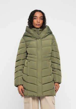 Olivgrüne Daunenjacke mit hohem Kragen, gestepptem Design und Reißverschluss. Die weiche Textur und die seitlichen Taschen erhöhen die Praktikabilität.