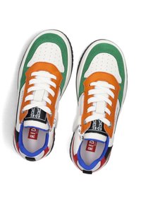 Multicolor sneakers met oranje, groene, witte en zwarte accenten. Gladde leren en suède materialen met geperforeerde teendetails.
