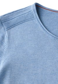 Sweater léger bleu clair à col ras du cou avec une texture côtelée, comportant des coutures d'épaule et un accent orange le long de l'encolure. Matériau en tricot doux.