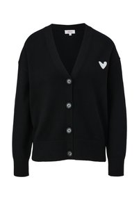 Cardigan noir boutonné avec col en V et manches longues, avec un petit emblème cœur blanc sur la poitrine gauche.