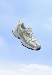 Επιλέχθηκε, silver-coloured metallic/fennel seed