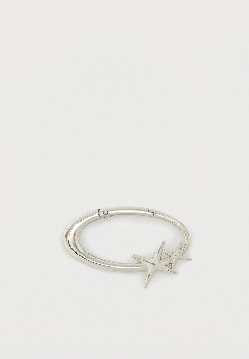 Cercei cerc din argint cu două talismane atașate în formă de stea pe un fundal alb simplu.