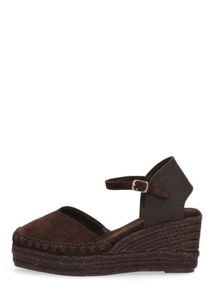 Espadrille cuña marrón con punta cerrada, correa en el tobillo con hebilla dorada y suela de yute trenzado.