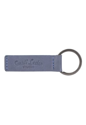 Blauer Leder-Schlüsselanhänger mit genähten Kanten und einem befestigten runden Metallring, geprägt mit dem Text Gusti Leder studio.
