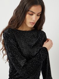 Svart fløyelslangermet topp pyntet med sølv rhinestones, med rund halslinning og samlet sideløsning. Glatt tekstur.