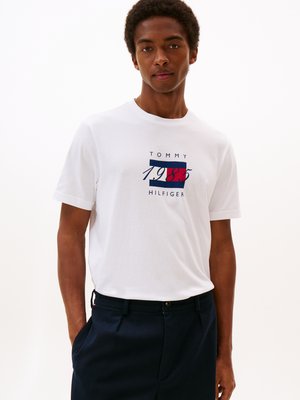 Tommy Hilfiger UNISEX - Marškinėliai su spaudiniu - white