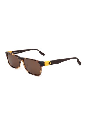 Occhiali da sole rettangolari in tartaruga con lenti marrone scuro e aste nere con dettagli gialli a forma di stella e chevron.