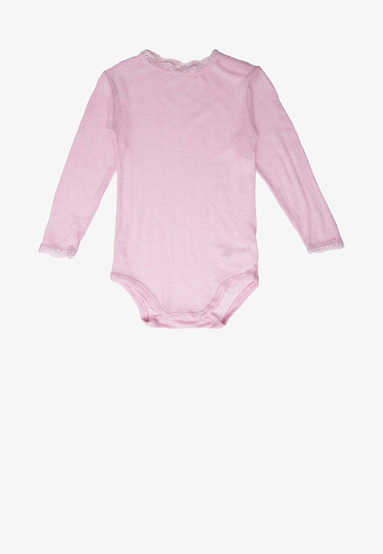 Šviesiai rožinė ilgomis rankovėmis bodysuit su nėriniuotu apykakle ir rankogaliais, pagamintas iš tekstūruoto audinio, su spaudėmis užsegimui apačioje.