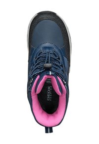 Baskets bleu marine avec une tige en synthétique lisse, un col rembourré rose et des accents noirs. Présente un bout rond et une semelle extérieure texturée.