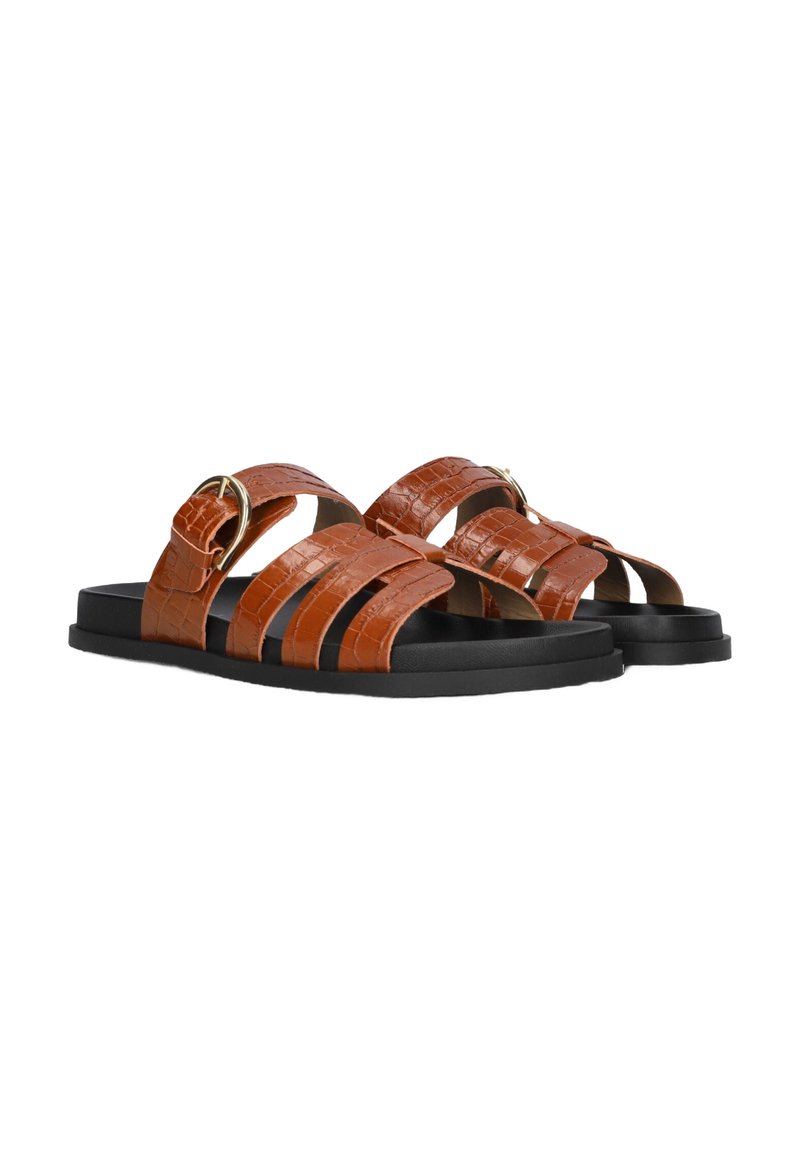 Bruine faux leren sandalen met een getextureerd krokodillenpatroon, voorzien van twee brede banden en een metalen gesp op één band. Zwarte zool.