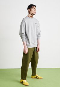 adidas Originals GAZELLE REKIVE UNISEX - Αθλητικά παπούτσια - spring yellow/core black