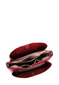 Rote Leder-Umhängetasche mit zwei Reißverschlussfächern und einem beigen Innenraum mit Tupfen. Glatte Textur und Details aus goldfarbenem Metall.