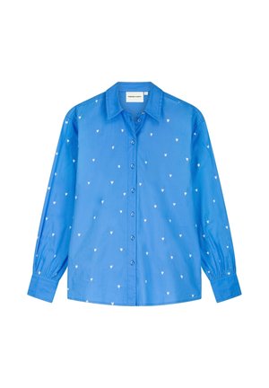 Blauw overhemd met lange mouwen en knopen, voorzien van kleine witte hartjespatronen, een puntig kraagje en met knopen afgewerkte manchetten, weergegeven op een witte achtergrond.