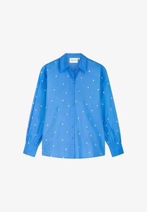 Blauw overhemd met lange mouwen en knopen, voorzien van kleine witte hartjespatronen, een puntig kraagje en met knopen afgewerkte manchetten, weergegeven op een witte achtergrond.