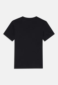 Svart t-skjorte med korte ermer laget av bomull. Enkel design med rund hals og uten synlig branding eller tilleggsdetaljer.