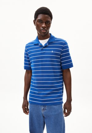 Blaues Poloshirt mit weißen horizontalen Streifen, kurzen Ärmeln und Kragen. Mit einem kleinen weißen Logo auf der Brust. Trägt man mit Jeans.