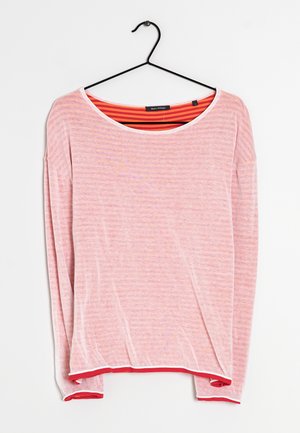 Lichtroze gestreepte blouse met lange mouwen en een rode en oranje gestreepte binnenvoering, hangend aan een zwarte hanger tegen een witte achtergrond.