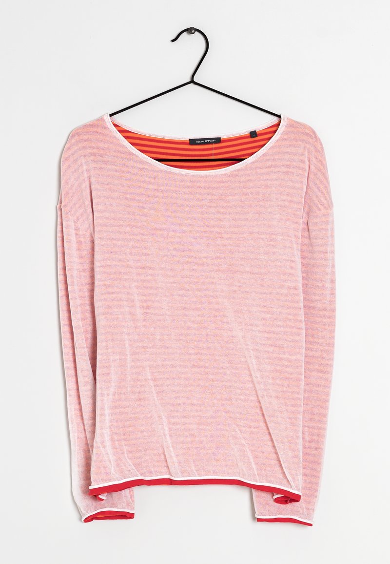 Lichtroze gestreepte blouse met lange mouwen en een rode en oranje gestreepte binnenvoering, hangend aan een zwarte hanger tegen een witte achtergrond.