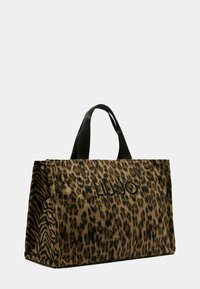 Tkaninová taška s leopardím vzorom a čiernymi ušami a vyšitým logom. Obdĺžnikový tvar s jemnou textúrou, ktorá zobrazuje odvážny zvierací vzor.