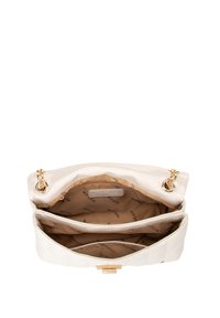 Bolsa acolchada blanca con herrajes dorados, que presenta un interior abierto, dos compartimentos y un forro de tela con un patrón de logotipos.