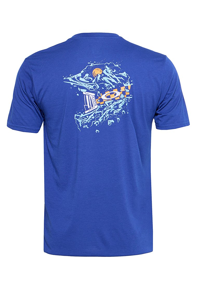 T-shirt bleu à manches courtes en tissu doux, ornée d'un design graphique coloré au dos avec des éléments et motifs abstraits.