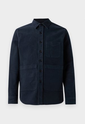 Chaqueta de camisa azul marino hecha de algodón suave, con cierre de botones en la parte delantera, cuello afilado, dos bolsillos delanteros y un bolsillo en el pecho.