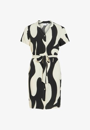 Kortærmet knap-op kjole med sort- og hvidt abstrakt mønster, V-udskæring og bindebælte i taljen.