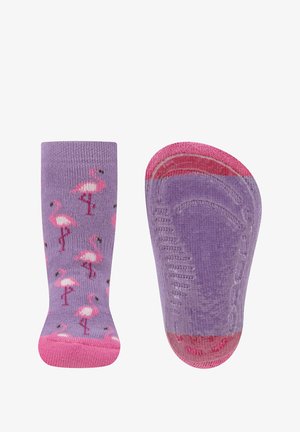Lila Socken mit pinken Flamingo-Mustern und einer kontrastierenden pinken Spitze und Ferse. Die Socke hat eine glatte Textur und ein enges Design.