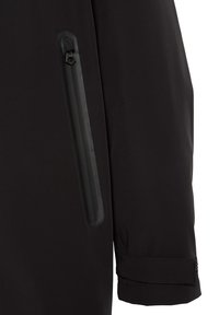 Chubasquero negro impermeable con una textura suave, bolsillo con cremallera en la manga y puños ajustables para un ajuste seguro.