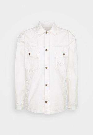 Chaqueta blanca de manga larga con botones, cuello, dos bolsillos en el pecho con cierre de botón y bolsillos laterales, con detalles de costuras visibles.