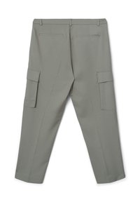 Graue Cargo-Hosen mit geradem Bein, zwei seitlichen Taschen und zwei Gesäßtaschen. Aus leichtem Material mit glatter Textur gefertigt.