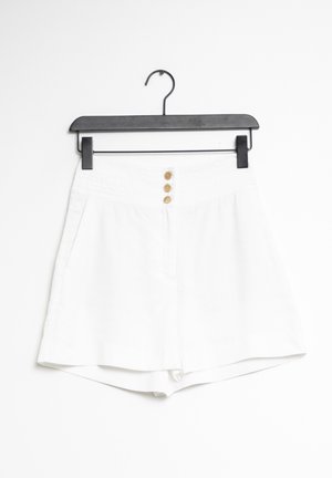 Pantalones cortos blancos con una tela suave, cinturilla elástica, tres botones dorados en la parte frontal y bolsillos laterales.