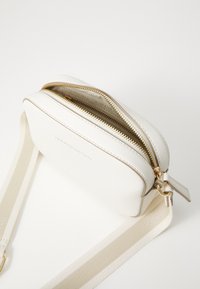 Thumbnail Image 4