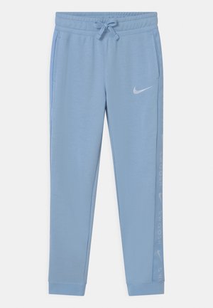 Joggers Nike bleu clair avec une taille élastique, des poches latérales et un logo blanc à l'avant ; tissu lisse avec des jambes fuselées.