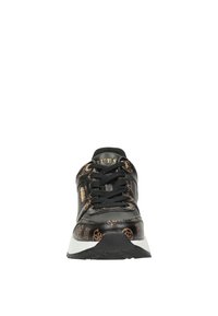 Sneaker nera con dettagli dorati e stampa leopardata. Presenta una punta rotonda, pelle testurizzata e una suola in gomma bianca.