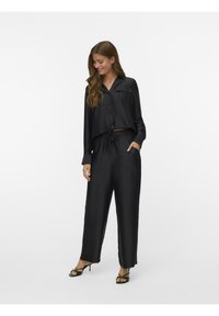 Schwarzes Loungewear-Set aus Satin mit einem kurz geschnittenen Hemd zum Knöpfen, zwei Taschen und hoch taillierten, weit geschnittenen Hosen mit elastischem Bund.