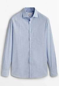 Chemise habillée bleu clair à manches longues avec fines rayures verticales blanches et boutons blancs, posée à plat sur un fond blanc.