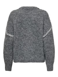 Maglione grigio morbido lavorato a maglia con maniche lunghe e dettagli cuciti bianchi lungo la parte superiore delle braccia e le cuciture delle spalle.