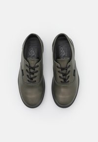 Sapatos de couro verde-oliva com um acabamento liso, design com atacadores, atacadores pretos e língua almofadada, apresentando uma sola de borracha preta e detalhe de logótipo.