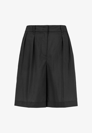 Czarne, wysokie w talii, dopasowane szorty z szlufkami na pasek, przednimi zakładkami i zakończone nad kolanem, przedstawione na białym tle.