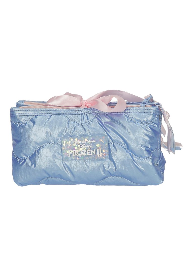Borsa cosmetica trapuntata azzurro chiaro con nastro rosa, dotata di un'etichetta olografica che riporta la scritta "Disney Frozen II". Chiusura a zip.