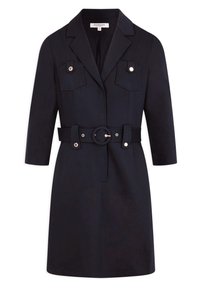 Marinblå skräddarsydd klänning med slagkrage, trekvartslånga ärmar, två bröstfickor och ett bälte i midjan med en rund spänne.